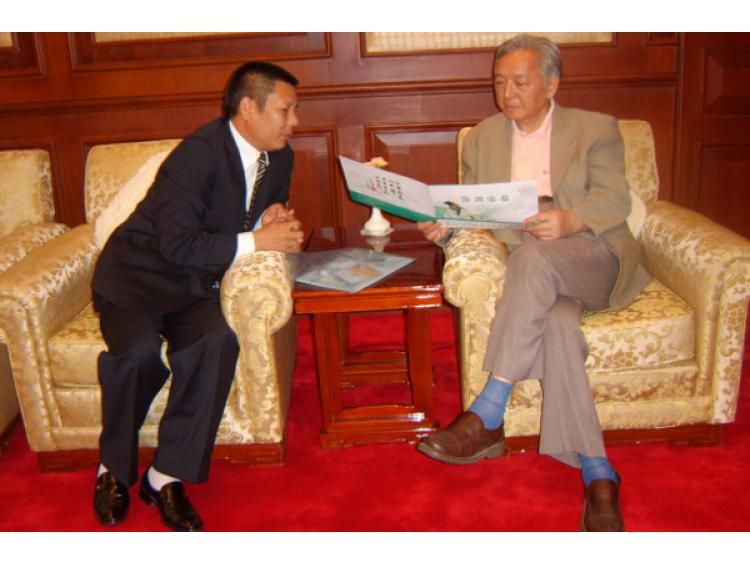 國家外國專家局局長馬俊如在聽取付國福董事長做匯報