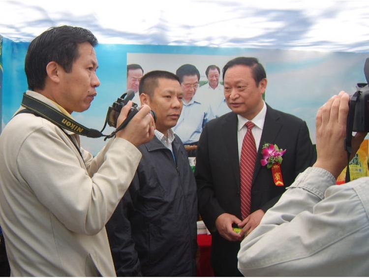 國家衛(wèi)生部副部長王國強與付國福董事長親切合影